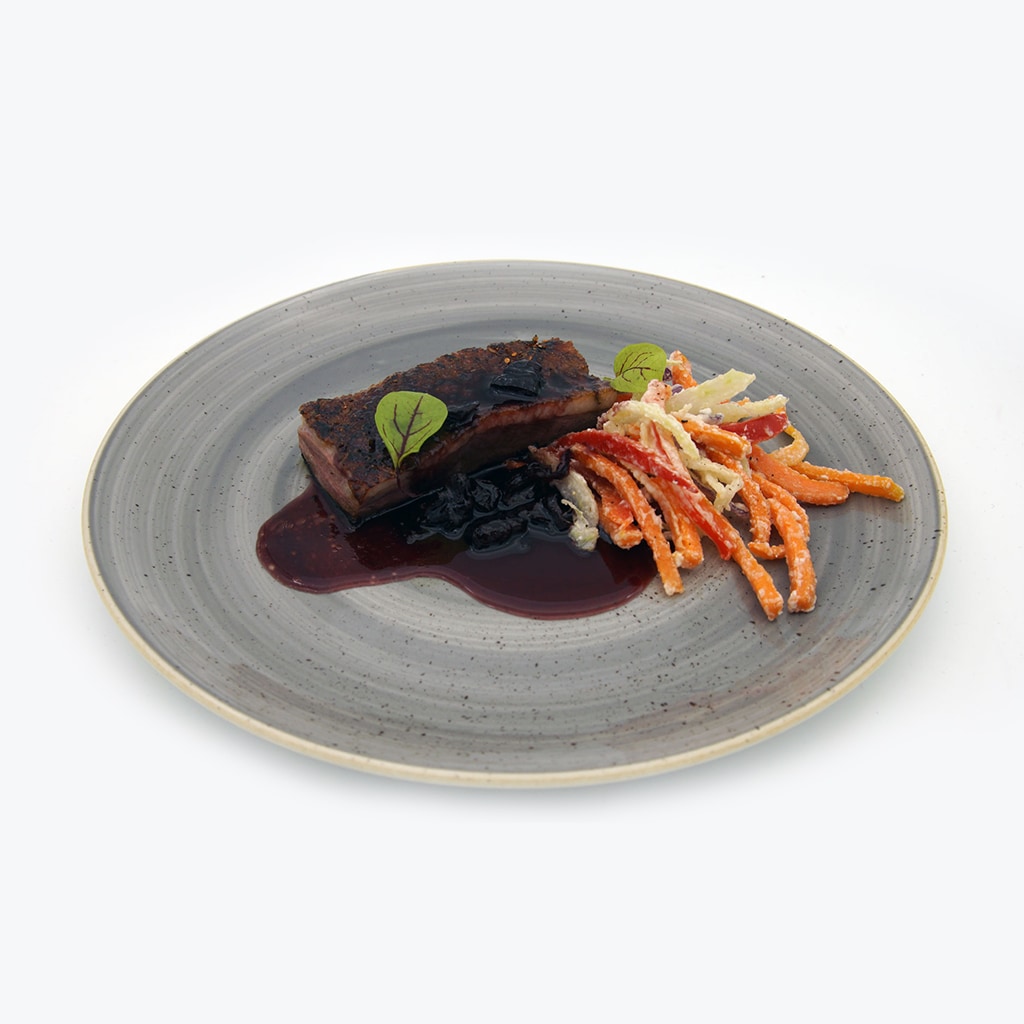 Piept de rata cu togarashi, sos de vin cu prune si legume crocante